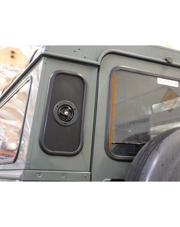 Hliníková vložka do zadného okna na Land Rover Defender